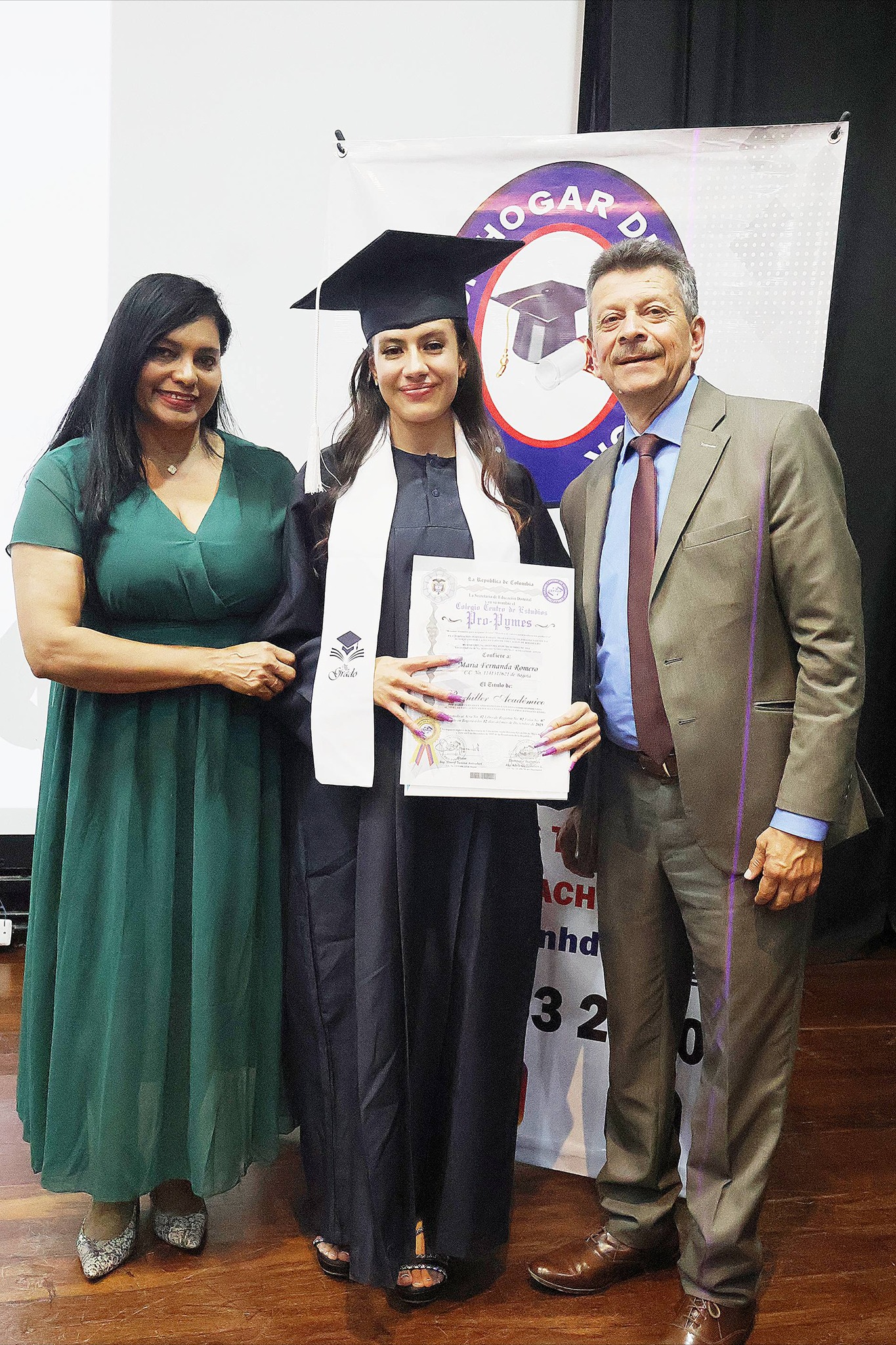 Estudiantes celebrando su proceso de validaci&oacute;n